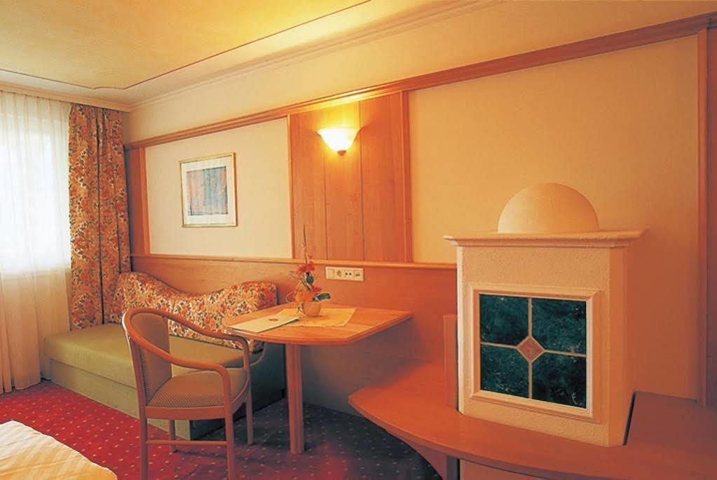 Hotel Maria Theresia Silandro Extérieur photo